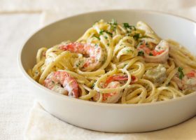 طريقة عمل مكرونة بالجمبري و الصلصة البيضاء