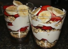 طريقة عمل بارفيه زبادي الفراولة و الموز