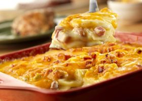 طريقة عمل قالب مكرونة بالبيض والسوسيس