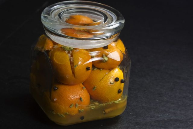 طريقة عمل مخلل اليمون بالعصفر