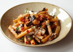 طريقة عمل مكرونة بالمسقعة