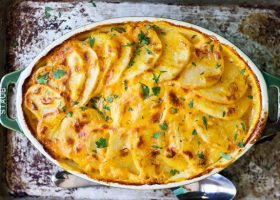 طريقة عمل طاجن البطاطس بالبصل والجبن