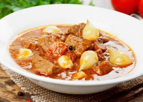 طريقة عمل طاجن اللحمة بالبصل