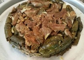 طريقة عمل محشي ورق عنب مع شرائح اللحم