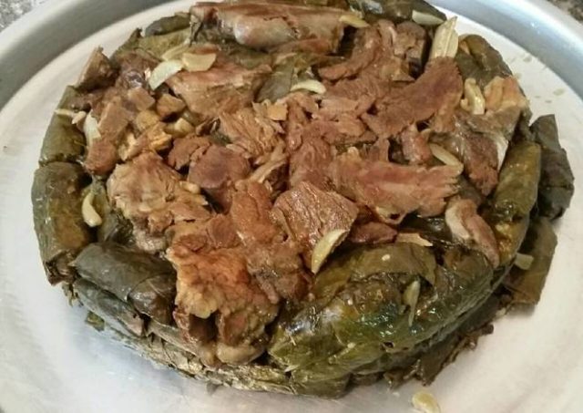طريقة عمل محشي ورق عنب مع شرائح اللحم