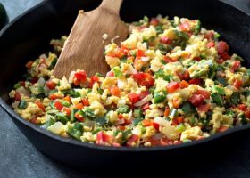 طريقة عمل بيض بالخضار والجبنة