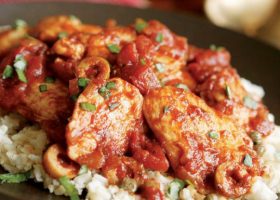 طريقة عمل الدجاج بالطماطم و الزيتون