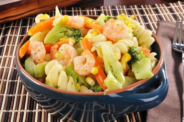 طريقة عمل سلطة جمبرى مع المكرونة