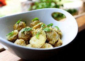 طريقة عمل سلطة البطاطس بالصنوبر و الليمون