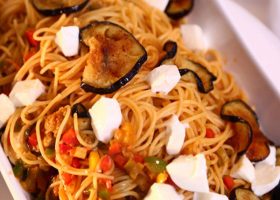 طريقة عمل سباجيتي بالباذنجان والطماطم