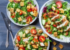 طريقة عمل سلطة الدجاج و الخضروات المتبلة