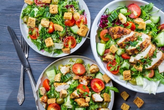 طريقة عمل سلطة الدجاج و الخضروات المتبلة