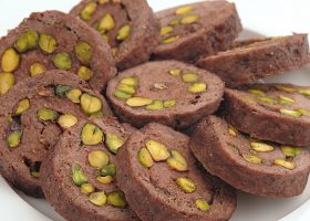 طريقة عمل رول اللحمة بالفستق