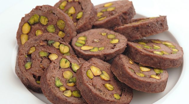 طريقة عمل رول اللحمة بالفستق