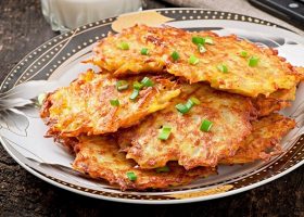 طريقة عمل عجة البطاطس بالذرة