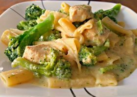 طريقة عمل مكرونة بالبروكلى والدجاج