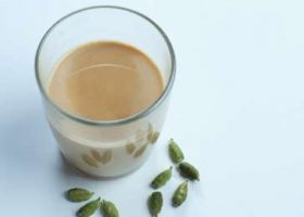 طريقة عمل شاى بالحليب والحبهان