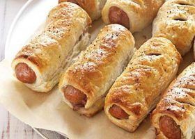 طريقة عمل خبز فطار بالسجق