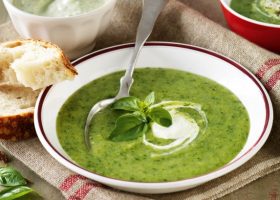 طريقة عمل شوربة البطاطس والسبانخ