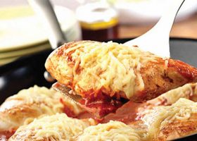 طريقة عمل دجاج بارميزان بصوص الطماطم