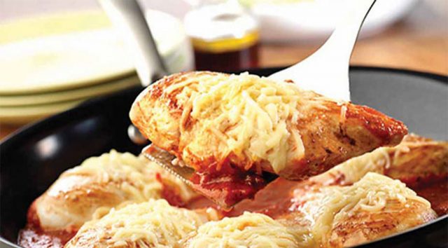 طريقة عمل دجاج بارميزان بصوص الطماطم