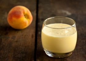 طريقة عمل زبادى بالخوخ