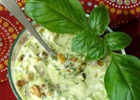 طريقة عمل سلطة الزبادى بالمكسرات