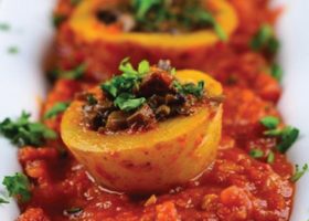 طريقة عمل بطاطس محشية في الصلصة