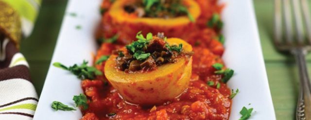 طريقة عمل بطاطس محشية في الصلصة