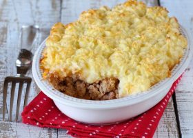 طريقة عمل صينية بطاطس باللحمة المفرومة والبشاميل