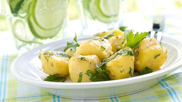 طريقة عمل سلطة البطاطس بالليمون