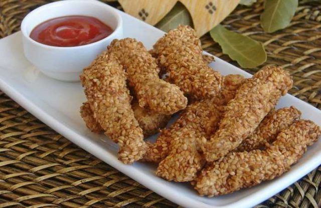 طريقة عمل أصابع الدجاج بالسمسم