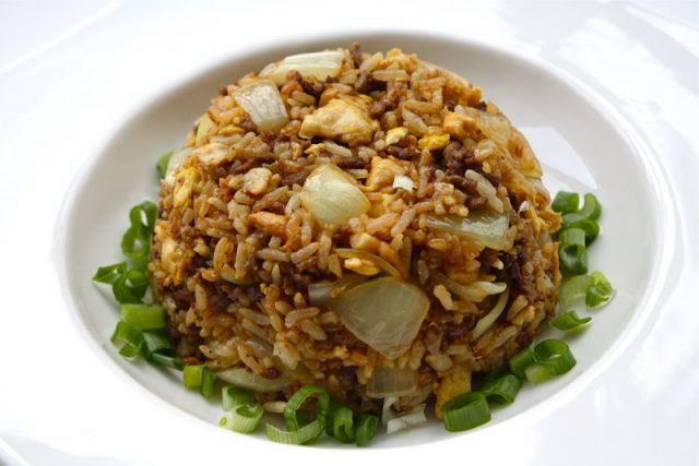 طريقة عمل أرز بالبصل والزبيب