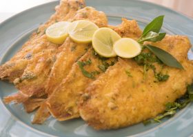 طريقة عمل سمك موسى بالبيض و البقسماط