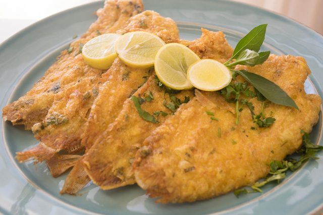 طريقة عمل سمك موسى بالبيض و البقسماط