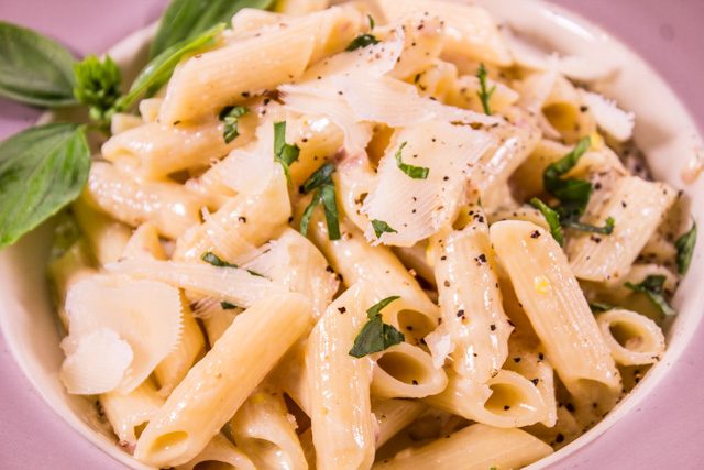 طريقة عمل مكرونة بالكريمة والاعشاب