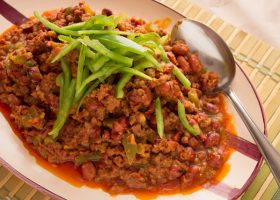 طريقة عمل الفول باللحم المفروم