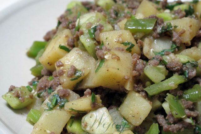 طريقة عمل مكعبات بطاطس باللحمة