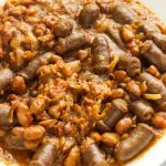 طريقة عمل الفول بالسجق