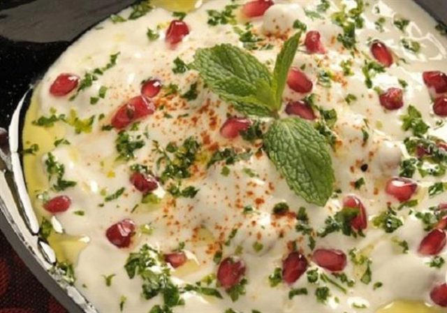 طريقة عمل سلطة الزبادي بالرمان و الحمص