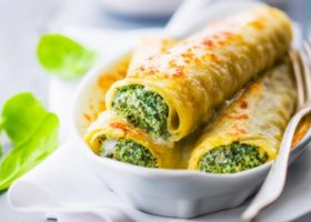 طريقة عمل كانيلونى بالسبانخ والجبنة