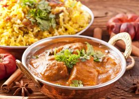 طريقة عمل يخنى الدجاج بالزبيب