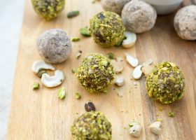 طريقة عمل كرات التمر بالفستق