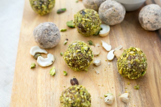 طريقة عمل كرات التمر بالفستق