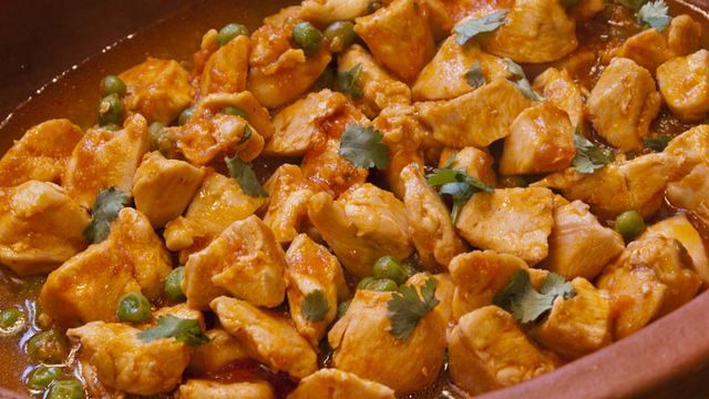 طريقة عمل قطع الدجاج بصلصة الكارى والطماطم