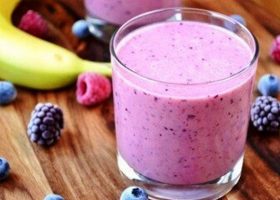 طريقة عمل عصير الحليب بالموز والتوت