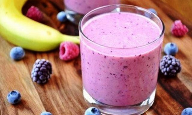 طريقة عمل عصير الحليب بالموز والتوت