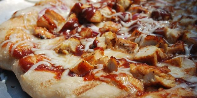 طريقة عمل بيتزا الدجاج المشوى