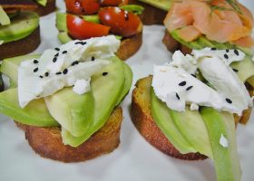 طريقة عمل خبز سريع مع الأفوكادو والفيتا