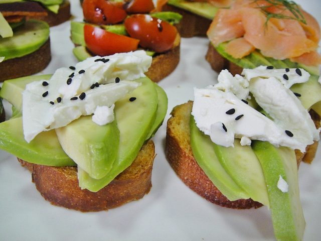 طريقة عمل خبز سريع مع الأفوكادو والفيتا